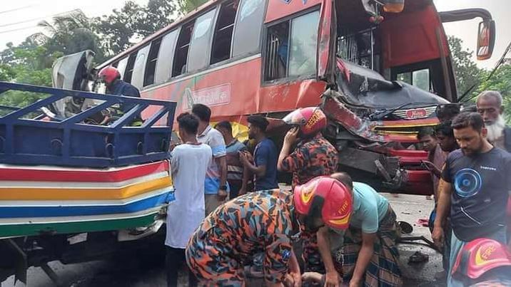 ফরিদপুরে এক মর্মান্তিক সড়ক দুর্ঘটনা-