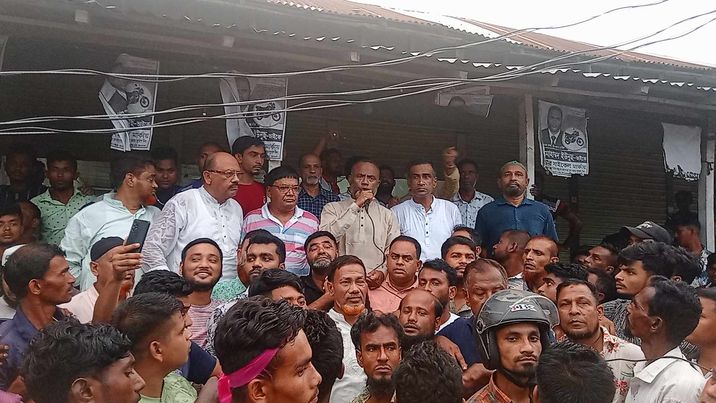 ভোলায় উপজেলা নির্বাচনে একইসাথে গণসংযোগ করছেন দুই প্রার্থী। 