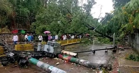 গতকাল সোমবার (৬ই মে ২০২৪) কালবৈশাখী বাতাসে এমইএস কলেজের সামনে ট্রান্সফরমারসহ বৈদ্যুতিক খুঁটি ও গাছ উপড়ে পড়ে বন্ধ হয়ে যায় বিদ্যুৎ সরবরাহ ও যানচলাচল।