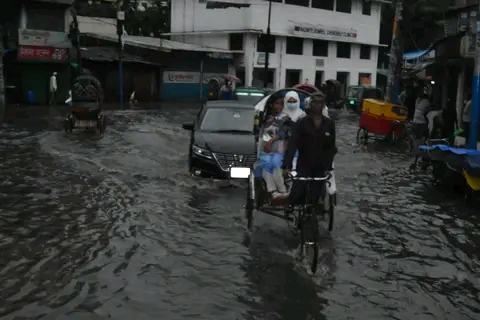 মোঃ শাহেদুল ইসলাম ত্বোহা: মুষলধারে বৃষ্টিতে পানির নিচে চট্টগ্রাম শহর, প্রশ্নবিদ্ধ জলাবদ্ধতা নিরসন প্রকল্প! 