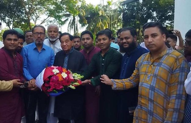 ন্যাশনাল ব্যাংকের চেয়ারম্যান নির্বাচিত হওয়ায় আন্তর্জাতিক পুরস্কার প্রাপ্ত ব্যবসায়ি আলহাজ্ব খলিলুর রহমানকে ফুলের শুভেচ্ছা