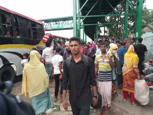উত্তরবঙ্গগামী মানুষের ঈদ যাত্রা শুরু: চন্দ্রা এলাকায় ঘরমুখো মানুষের উপচেপড়া ভিড় 