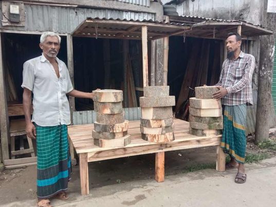 ঈদে ব্যস্ত সময় পার করছেন খাইটা ব্যবসায়ীরা