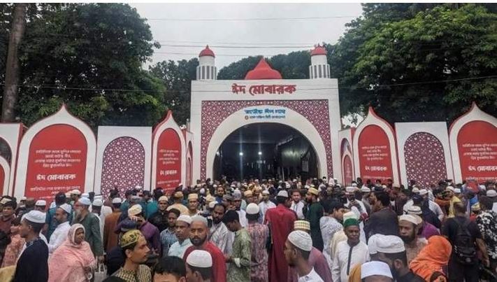 জাতীয় ঈদগাহ ময়দানে ঈদুল আজহার প্রধান জামায়াত অনুষ্ঠিত হয়েছে।