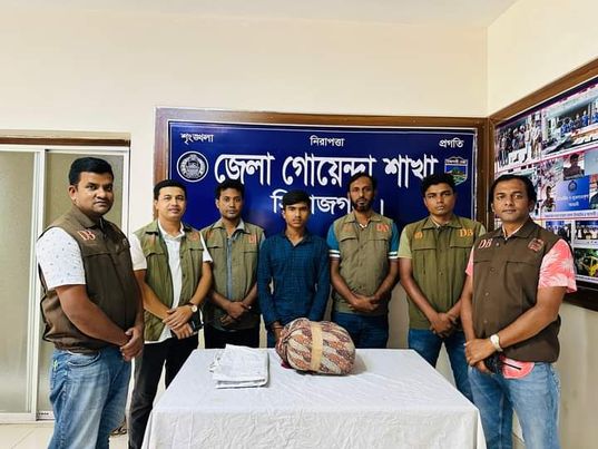 সিরাজগঞ্জের সলঙ্গায় ১০ কেজি গাঁজাসহ ১ জন মাদক ব্যবসায়ী আটক।