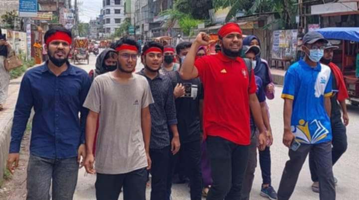 মাথায় লাল কাপড় বেঁধে টাঙ্গাইলে শিক্ষার্থীদের বিক্ষোভ মিছিল।