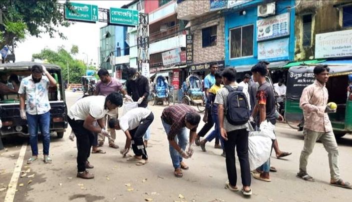 নতুন করে বাংলাদেশ গড়ার প্রত্যয় নিয়ে বান্দরবানে পৌরসভা এলাকায় পরিস্কার-পরিচ্ছন্নতা অভিযান কার্যক্রম শুরু করেছে শিক্ষার্থীরা। 