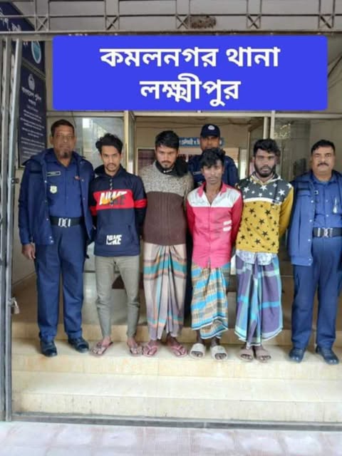 লক্ষ্মীপুরে ৪ ডাকাত গ্রেফতার, মোবাইল উদ্ধার।