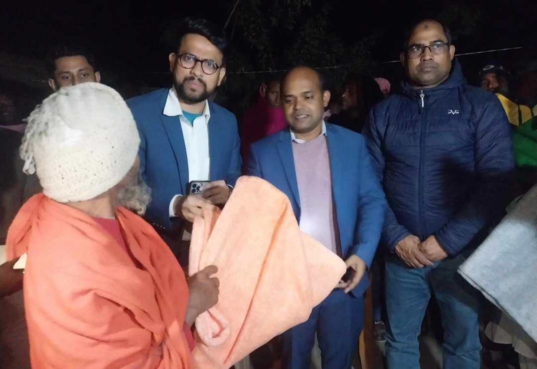 নাগরপুরের দূর্গম চর নিশ্চিন্তপুরে শীতার্তদের মাঝে কম্বল বিতরণ। 