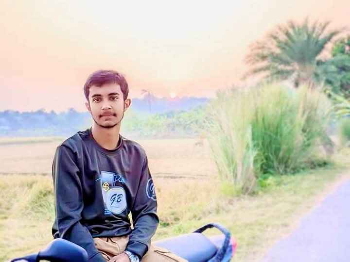 বনপাড়া মিশন মার্কেট এলাকায় একটু আগে দশম শ্রেণীর ছাত্র ইসতিয়াক পিকনিক করতে গিয়ে ছাদ থেকে পড়ে গিয়ে নি/হ/ত.!! 