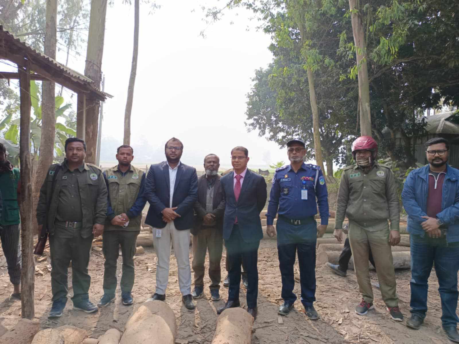 শ্রীবরদীতে  ৪ অবৈধ করাত কলের যন্ত্রাংশ ও অবৈধ কাঠ জব্দ , শেরপুর প্রতিনিধি মাসুদুর রহমান।