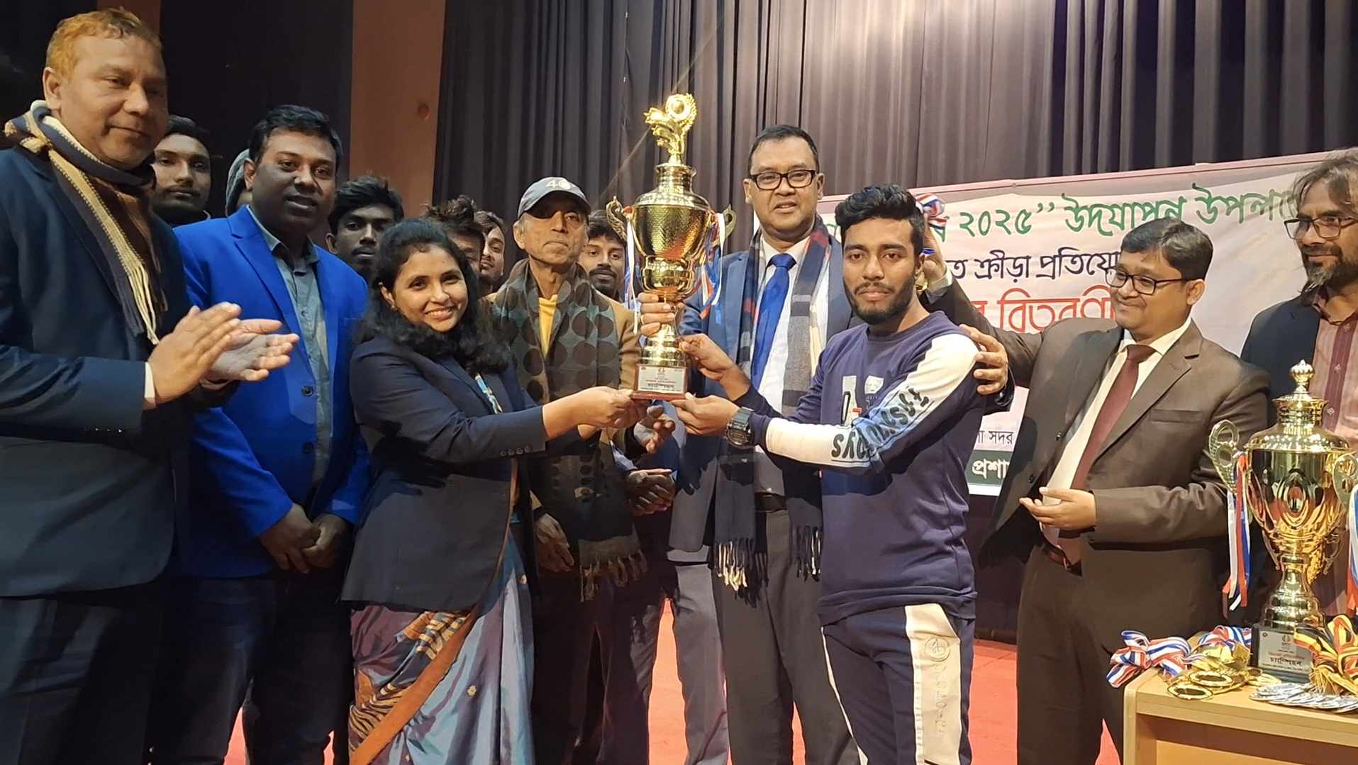 নওগাঁয় তারুণ্যের উৎসব উপলক্ষে বিভিন্ন খেলাধুলায় বিজয়ী খেলোয়ারদের মধ্যে পুরস্কার বিতরণী অনুষ্ঠিত হয়েছে।  