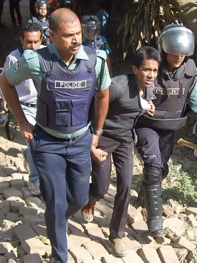 দেশে যখন হাসিনার শাসন ছিল,তখন শুধুমাত্র শিবির করার অপরাধে সাজিদ আবদুল্লাহ কে গ্রেপ্তার করার পরে হাতে হাতকড়া পরিয়ে ৬টা গুলি করে সাত তলা থেকে ফেলে মেরে ফেলতে চেয়েছিল ওসি প্রদীপ
