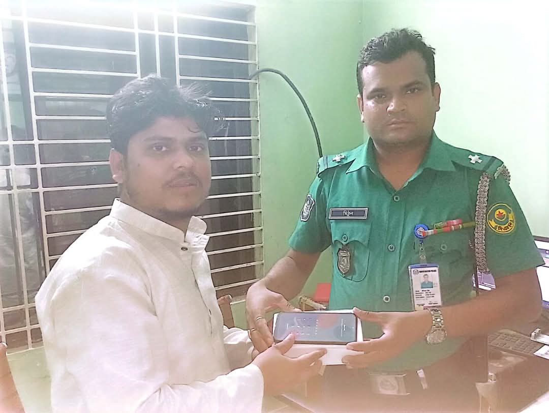 বাকলিয়া থানার এএসআই(নিঃ)/মিঠুন দাশ কর্তৃক ০১(এক) দিনে ০৭টি হারানো মোবাইল উদ্ধার।