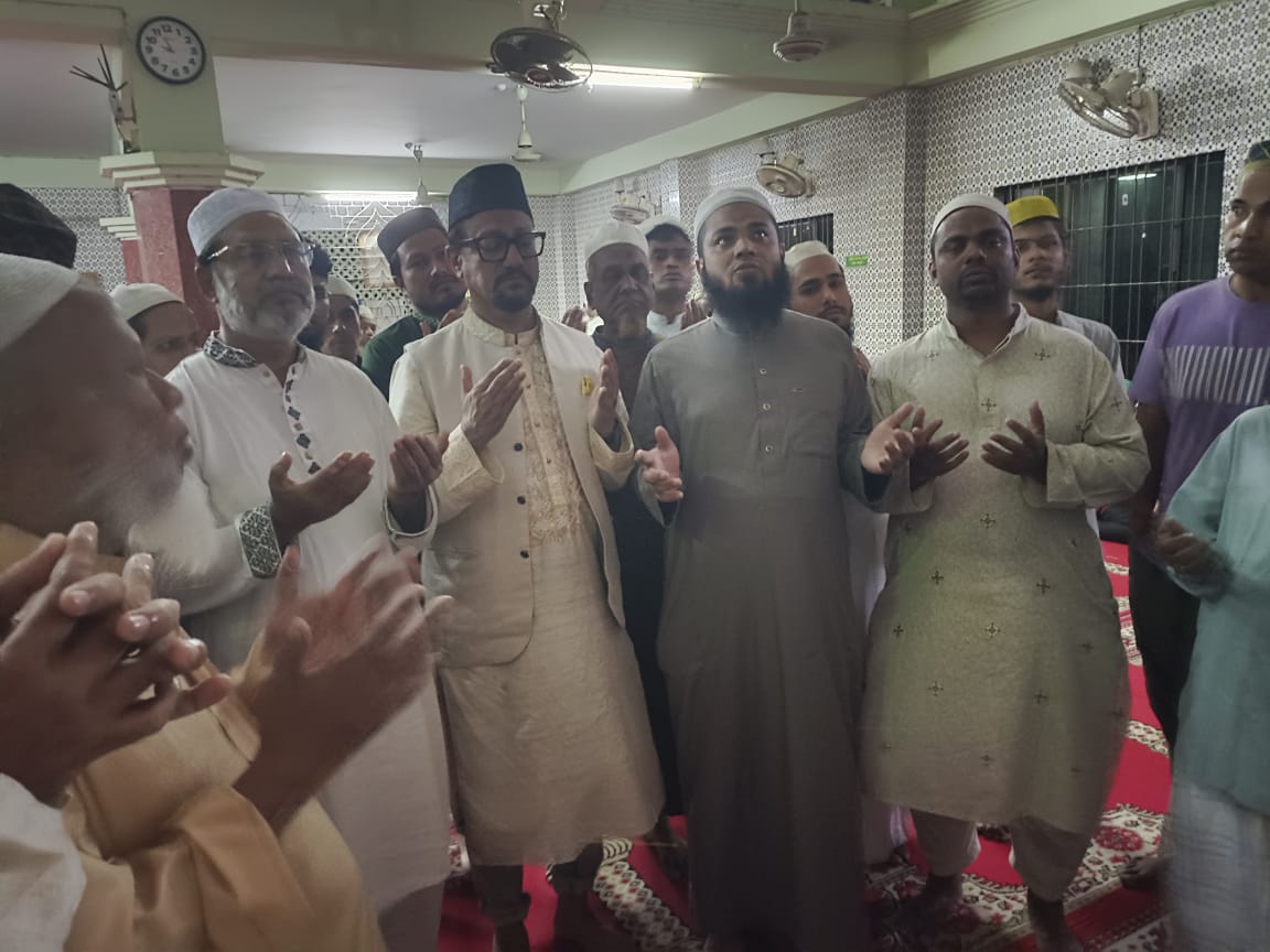 শবে বরাতের নামাজের পরে মোনাজাতের মাধ্যমে দোয়া চেয়েছেন দুইজনে 