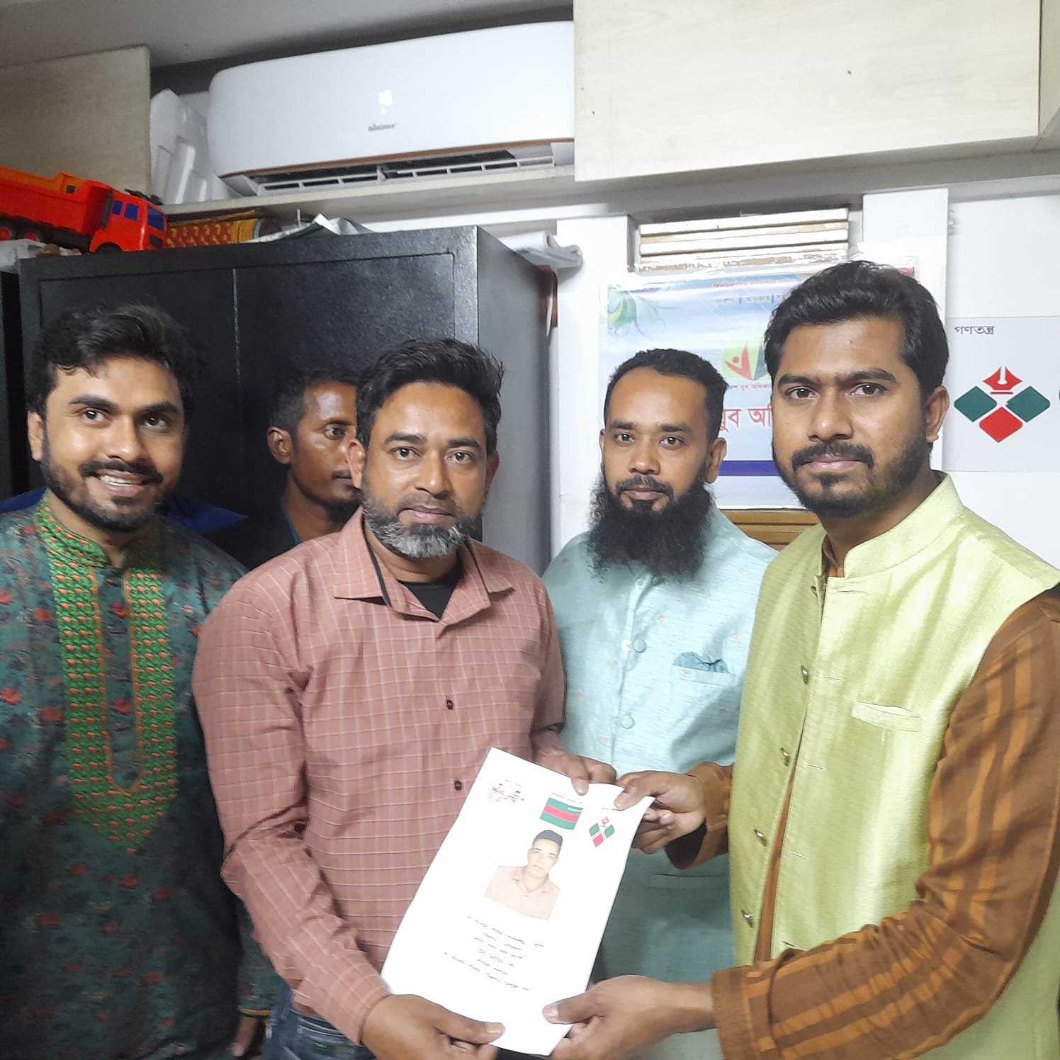 গোপালগঞ্জ-৩আসনে( টুঙ্গিপাড়া ও কোটালিপাড়া) আসনে গণঅধিকার পরিষদের পক্ষ থেকে সিবি জমা দিয়েছেন মহসিন শেখ। 