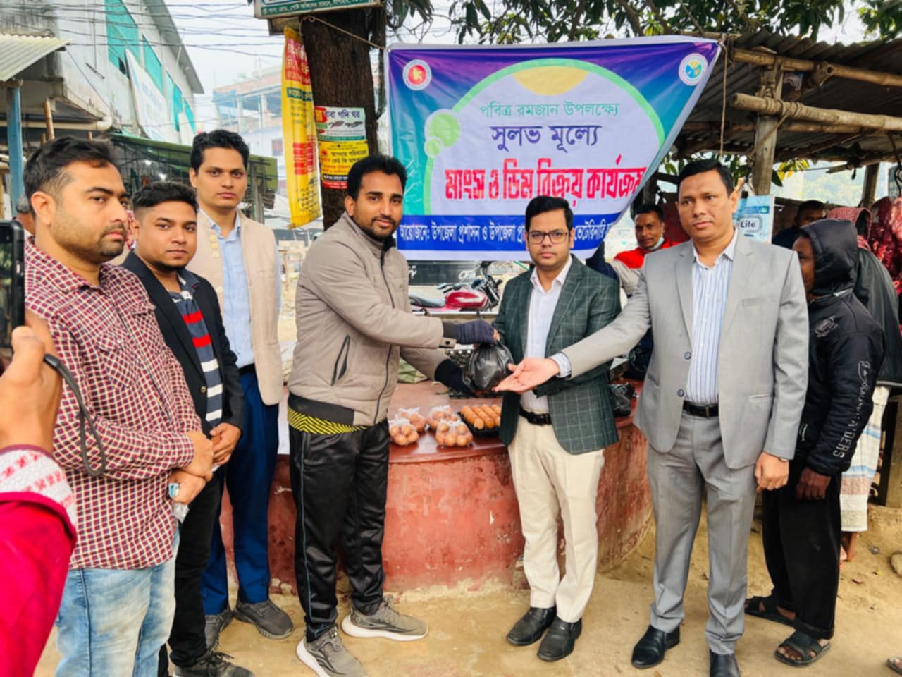 পবিত্র মাহে রমজান উপলক্ষে গরুর মাংস ও ডিমের বিক্রয় করেন 