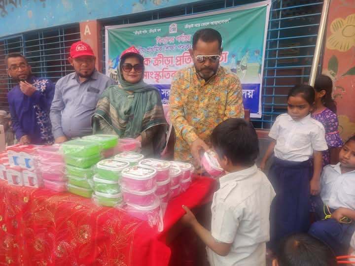 আকুয়া মড়ল পাড়া সরকারি প্রাথমিক বিদ্যালয়ে ছাত্র  ছাত্রীদের  মাঝে উপহার তুলে  দিলেন তিতুমীর সরকার। 