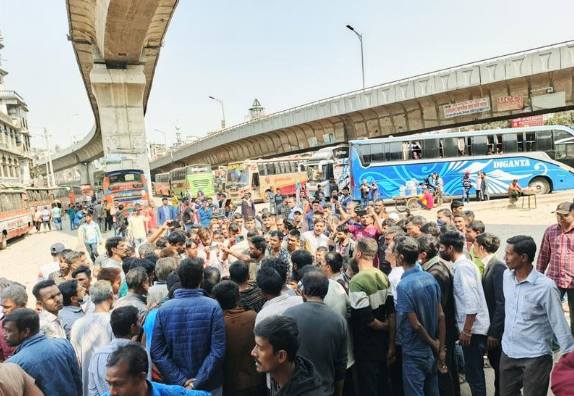 যেখানে-সেখানে যাত্রী তোলার দাবিতে’ বাস শ্রমিকদের অবরোধ
