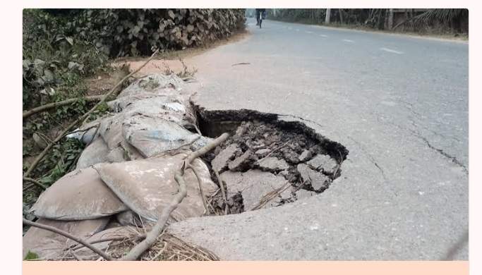 ঝিনাইদহ কালীগঞ্জে ভাঙ্গাচোরা রাস্তায় ঝুঁকি নিয়ে চলাচল 
