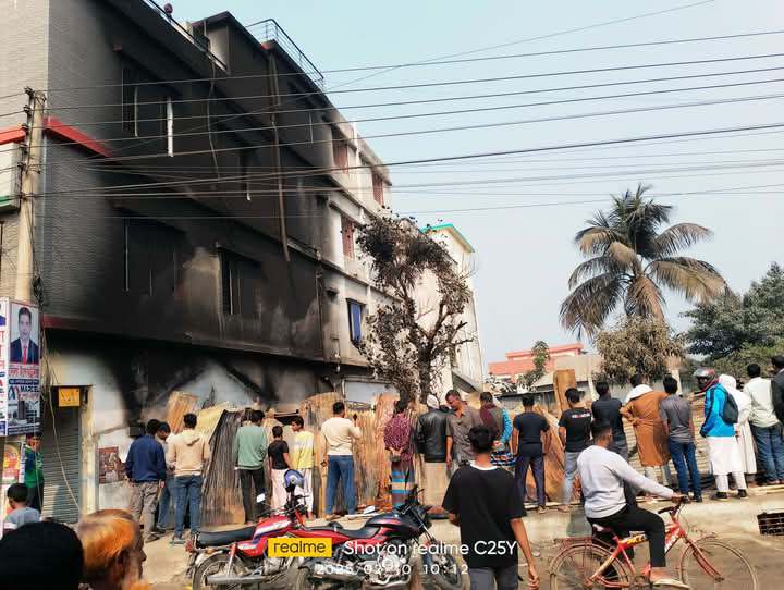 টাঙ্গাইল সখীপুর ৫ টি দোকান পুড়ে ছাই, । 