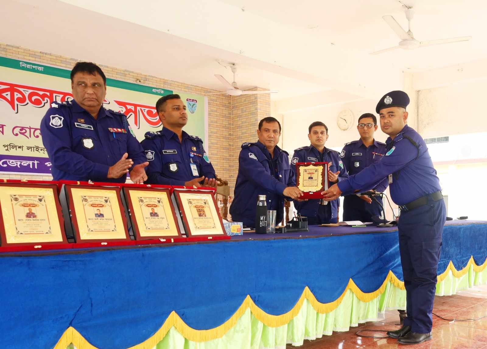 জেলার শ্রেষ্ঠ অফিসার ইনচার্জ সহ ছাতক থানায় চারজন অফিসারের সম্মাননা স্মারক গ্রহন। 