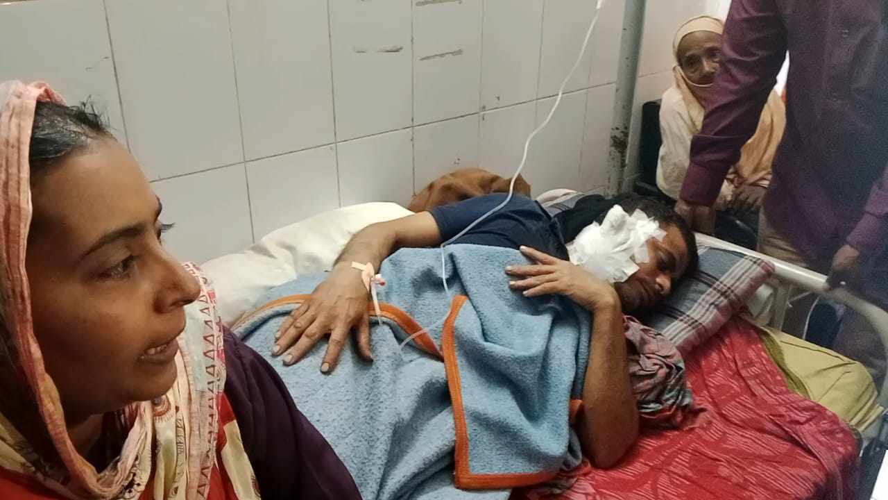 লোহাগড়ায় ব্যবসায়ীকে ছুরিকাঘাত, আশঙ্কাজনক অবস্থায় হাসপাতালে ভর্তি।