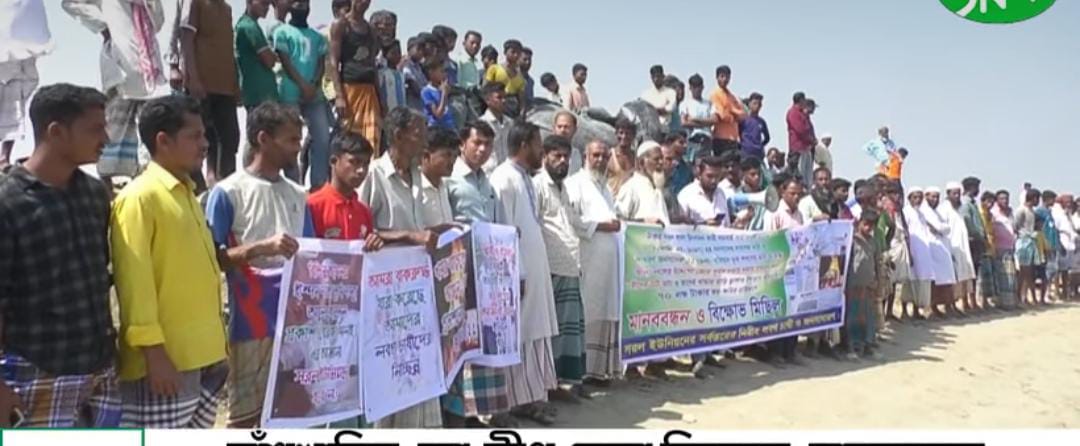 বাঁশখালীতে লবণ চাষিদের সর্বনাশ: ৩০০ মণ লবণ লুট, ৬০ একর মাঠের পলিথিন নষ্ট
