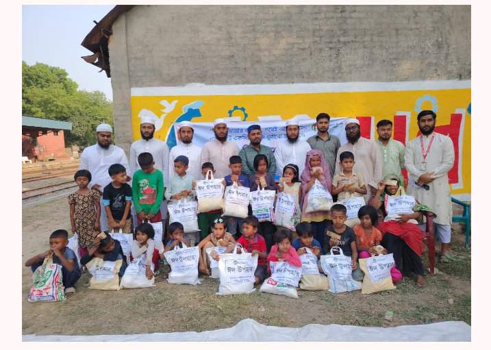 কালীগঞ্জে পথকলি স্কুলে ঈদ সালামি ও উপহার প্রদান
