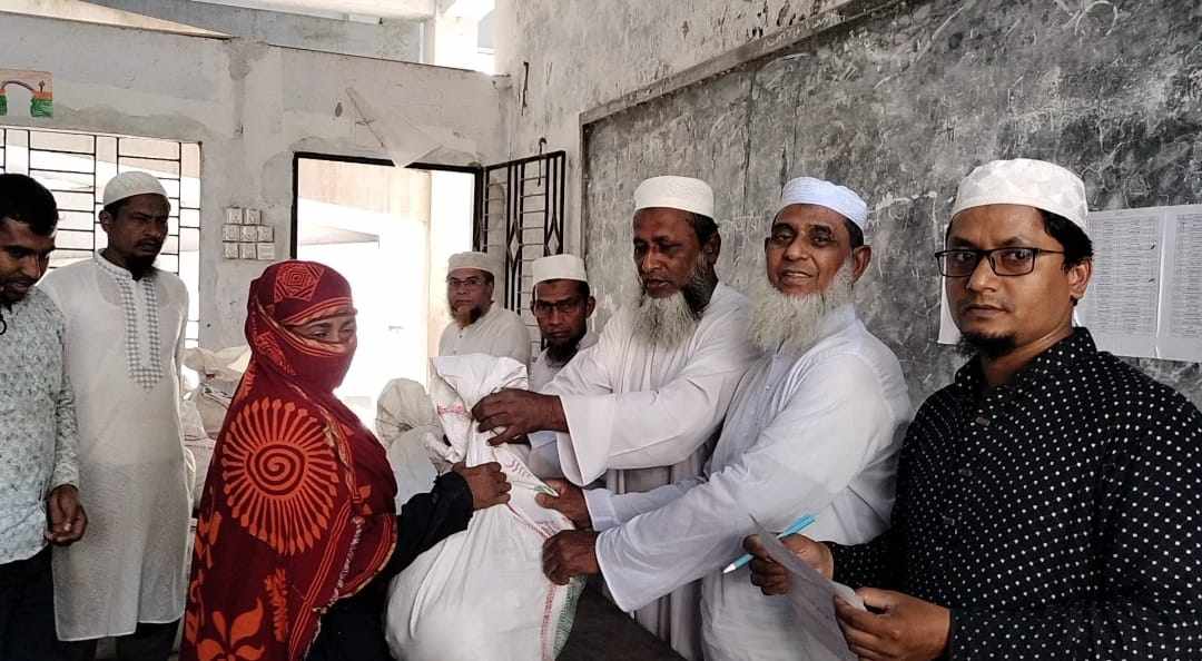 সন্দ্বীপে জামায়াতে ইসলামীর  ইফতার উপহার বিতরণ। 
