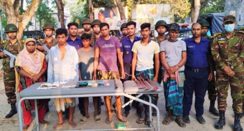 নড়াইলে যৌথবাহিনীর অভিযান,দেশীয় অস্ত্র-মাদকসহ আটক (৬)