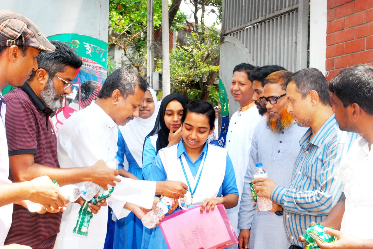 বিএনপি নেতা হেলাল চৌধুরীর পক্ষ থেকে  এসএসসি পরীক্ষার্থীদের মাঝে পানীয় ও খাবার বিতরণ