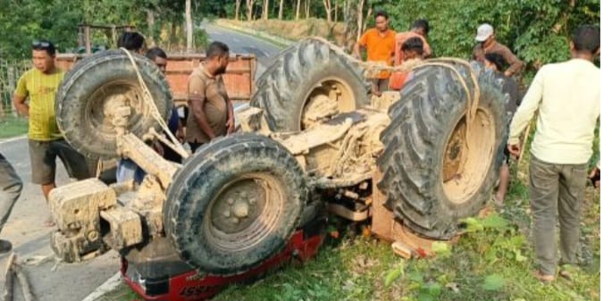 ট্র্যাক্টর উল্টে ৩ শ্রমিক নিহত, আহত ২ জন। 