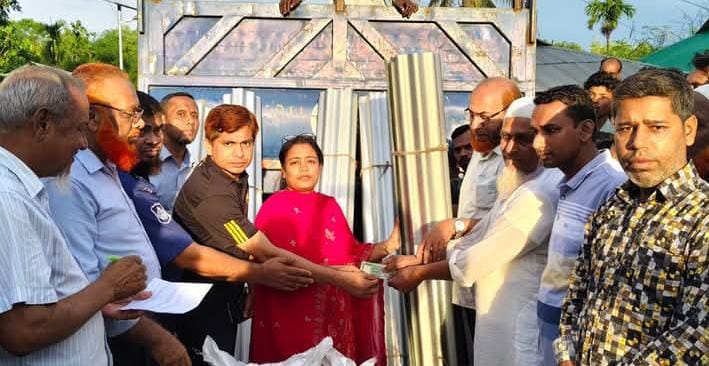 বাঘাইছড়ি তে আগুনে পুড়ে যাওয়া ৫৩ জন ব্যবসায়ী কে নগদ অর্থ ও ঢেউ টিন বিতরণ। 