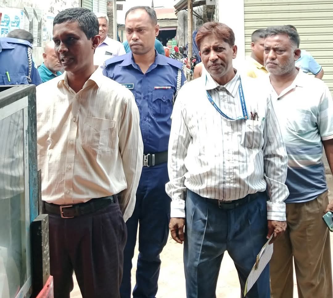 মনোহরদীর হাতিরদিয়া বাজারে ভোক্তা অধিকার সংরক্ষণ অধিদপ্তরের অভিযান: মেয়াদোত্তীর্ণ ও নিম্নমানের পণ্য বিক্রির দায়ে তিন ব্যবসায়ীকে জরিমানা