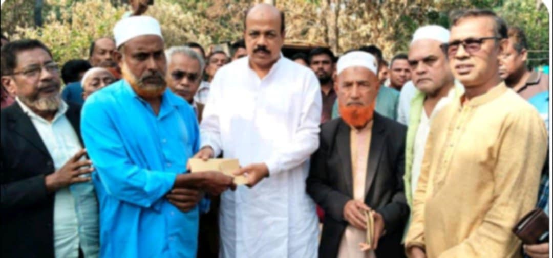 চট্টগ্রামের সীতাকুণ্ডে অগ্নিকাণ্ডে ক্ষতিগ্রস্ত ছয় পরিবারের মাঝে নগদ অর্থ বিতরণ করেছেন বিএনপির সাবেক যুগ্ম মহাসচিব লায়ন আসলাম চৌধুরী।
