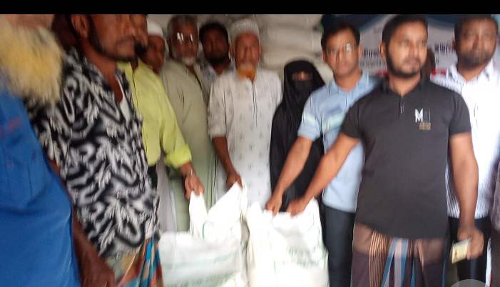 ভোলা জেলার দৌলতখানে জেলে কার্ডের চাল বিতরণ অনুষ্ঠানে উপস্থিত ছিলেন বিএনপি নেতৃবৃন্দ