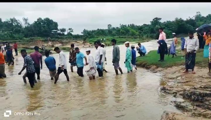 সেতু না থাকায় সীমাহীন দুর্ভোগ
