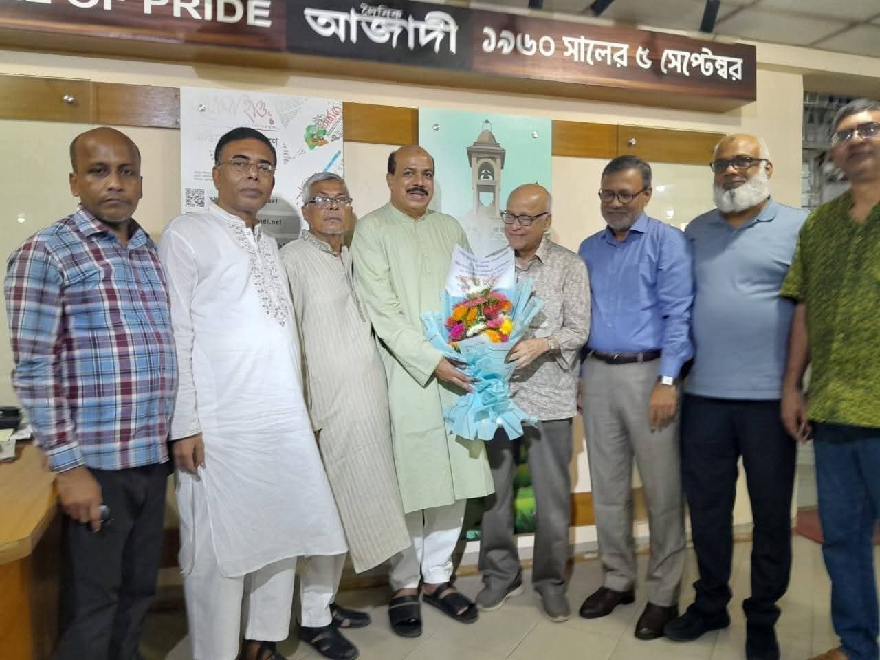 দৈনিক আজাদীর ৬৬তম প্রতিষ্ঠাবার্ষিকীতে সম্পাদক এম. এ. মালেককে লায়ন আসলাম চৌধুরীর পক্ষ থেকে ফুলেল শুভেচ্ছা
