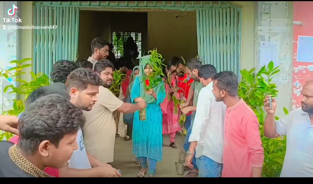 ভূরুঙ্গামারী সরকারি কলেজে নবীনদের গাছ দিয়ে বরণ করলো উপজেলা ছাত্রদল