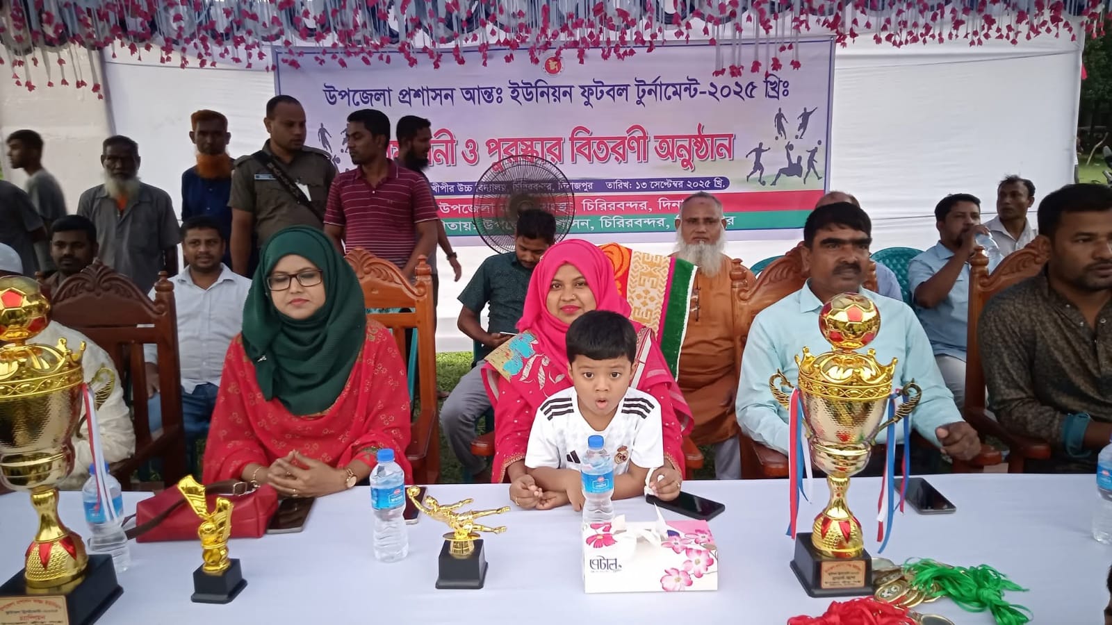 চিরিরবন্দর উপজেলা প্রশাসন আন্তঃ ফুটবল টুর্নামেন্ট-২০২৫ উপলক্ষে সমাপনী খেলায় ৫ নং আব্দুলপুর ইউনিয়ন জয়ী হয়। 