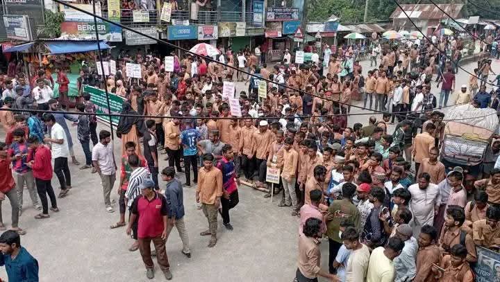  ৭ দফা দাবিতে পলিটেকনিক শিক্ষার্থীদের রেল ও সড়কপথ অবরোধ, সারাদেশে দিনাজপুর রেল যোগাযোগ বন্ধ