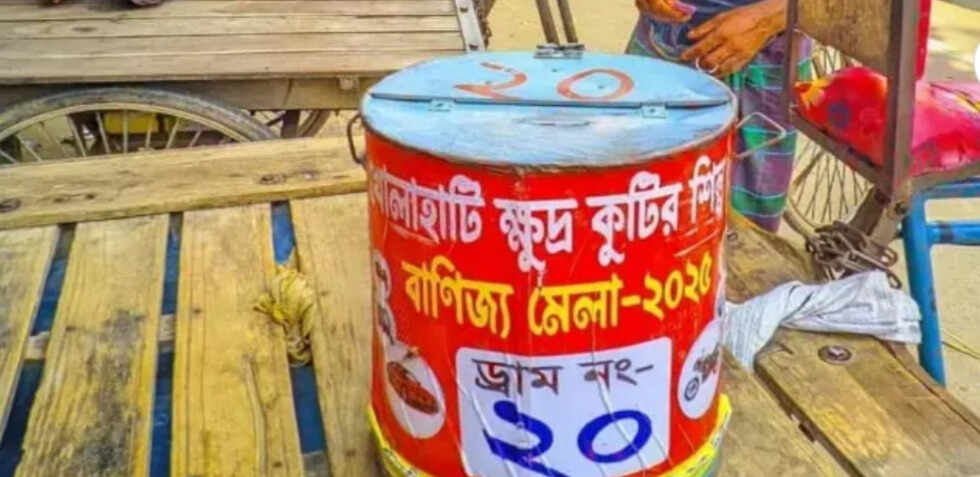 নামেই শুধু খোলাহাটী ক্ষুদ্র কুটির শিল্প ও বানিজ্য মেলা। বাস্তবে নেই কোন  উল্লেখযোগ্য কুঠির শিল্পের প্রদর্শন।   