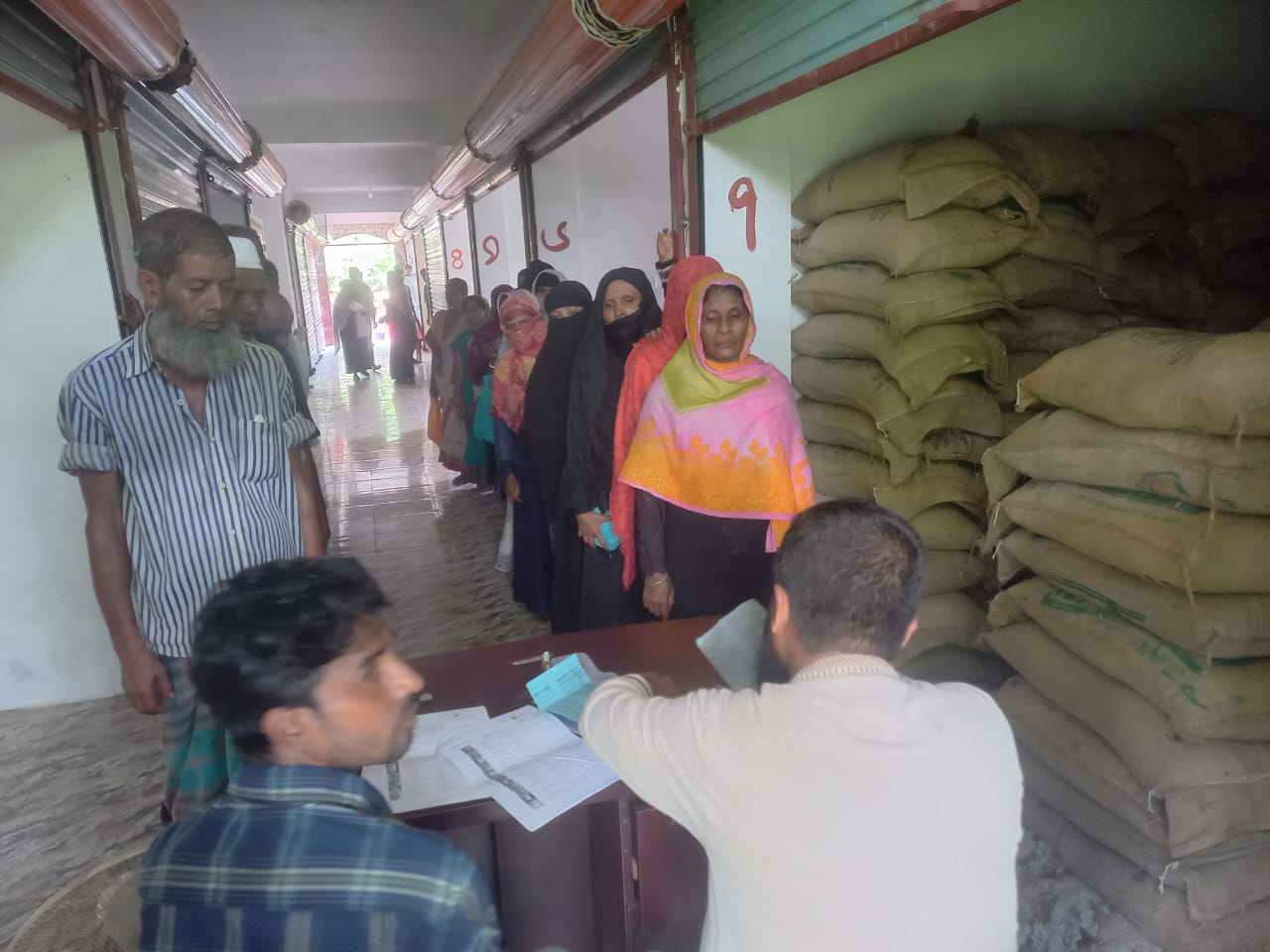 ন্যয্য মূল্যে চাল বিতরণে রাঙ্গুনিয়ার তিন স্বনির্ভর ইউনিয়নে সুশৃঙ্খল ব্যবস্থাপনা