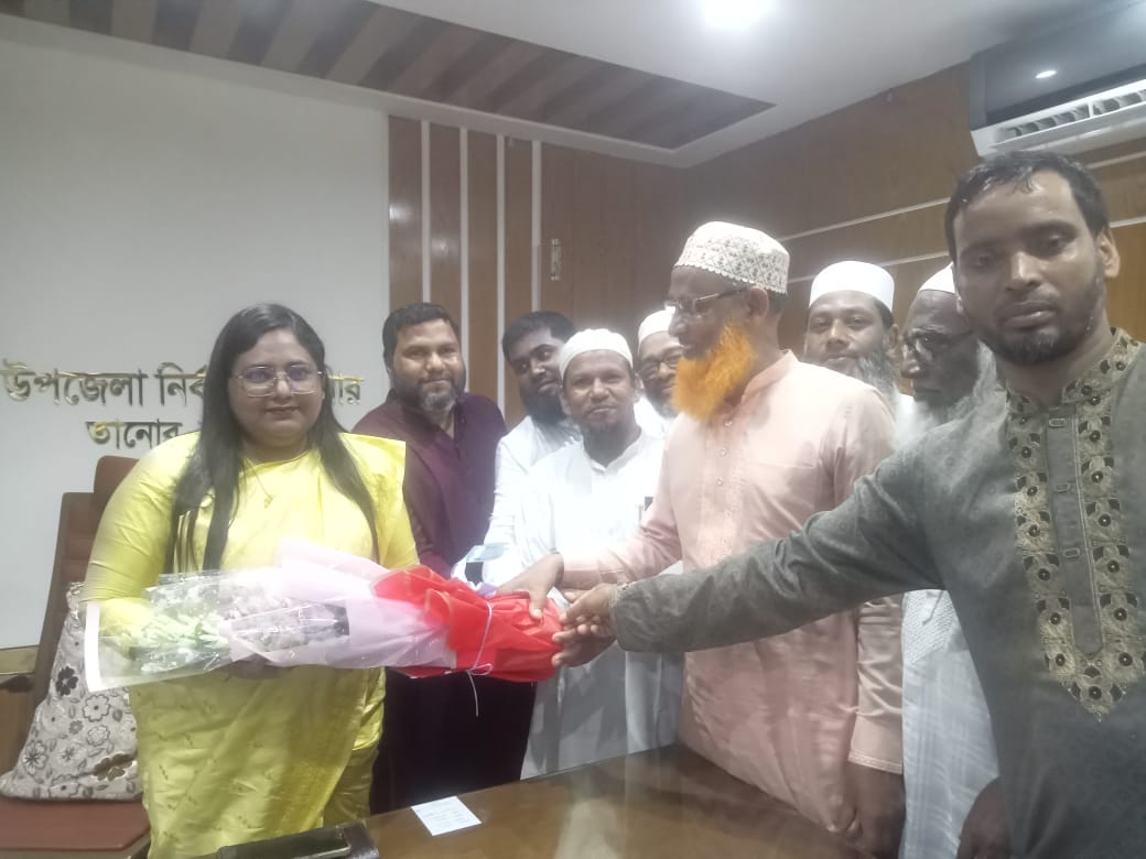 তানোর উপজেলায় নবাগত (ইউ এনও) মহোদয় কে ফুলের তোড়া দিয়ে স্বাগত। -----