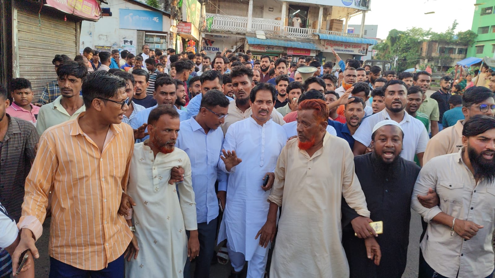 বাকলিয়া অসুস্থ যুবদল নেতা মো. মালু মিয়া'কে দেখতে যান আবুল হাসেম বক্কর। 