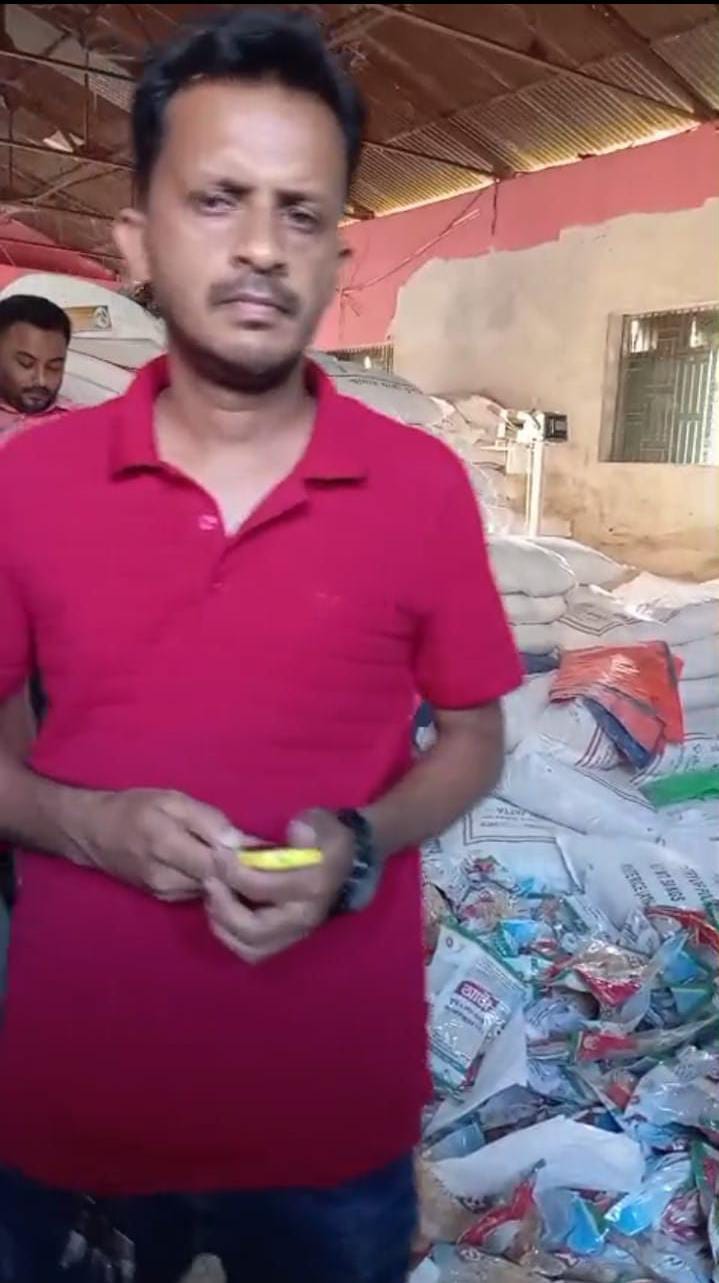 চট্টগ্রামে গরিবের টিসিবির চাল গুদামে রেখে বিক্রি: মাহাবুব ফোজি ফ্লাওয়ার মিলস গোডাউনে হাতেনাতে ধরা স্বেচ্ছাসেবক দল নেতা মোদাচ্ছের