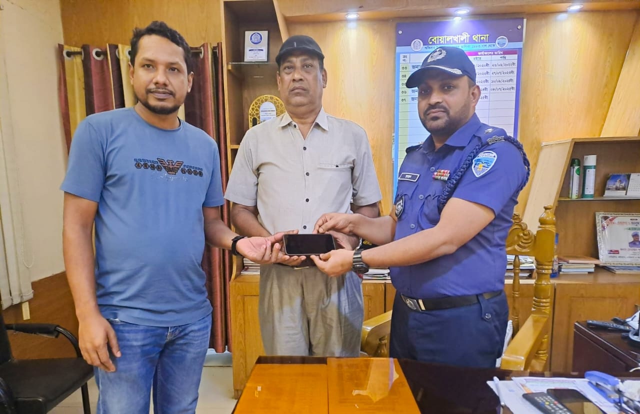 বোয়ালখালী থানার মানবিক ওসি’র উদ্যোগে সাংবাদিকের হারানো মোবাইল উদ্ধার : কৃতজ্ঞতা ও প্রশংসায় ভাসছে থানা পুলিশ