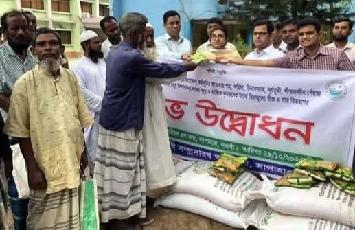 সাপাহারে প্রান্তিক কৃষকদের মাঝে কৃষি প্রণোদনা বিতরণ