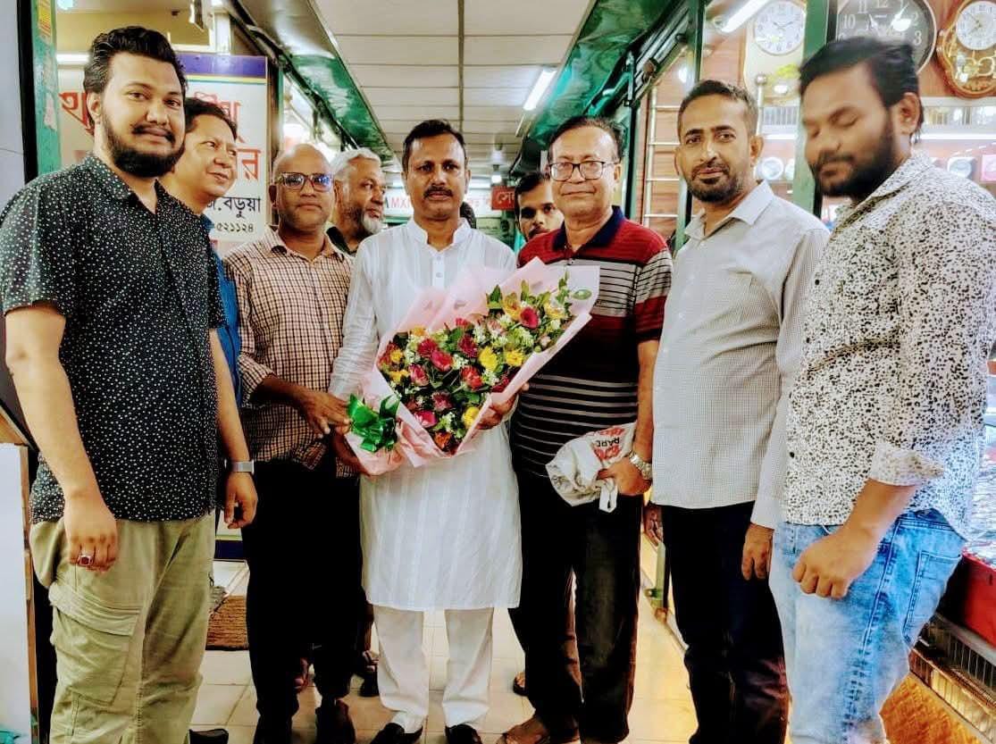 চট্টগ্রামে বিএনপি নেতা হেলাল চৌধুরীকে ফুল দিয়ে শুভেচ্ছা — দলীয় নেতাকর্মীদের ঢল